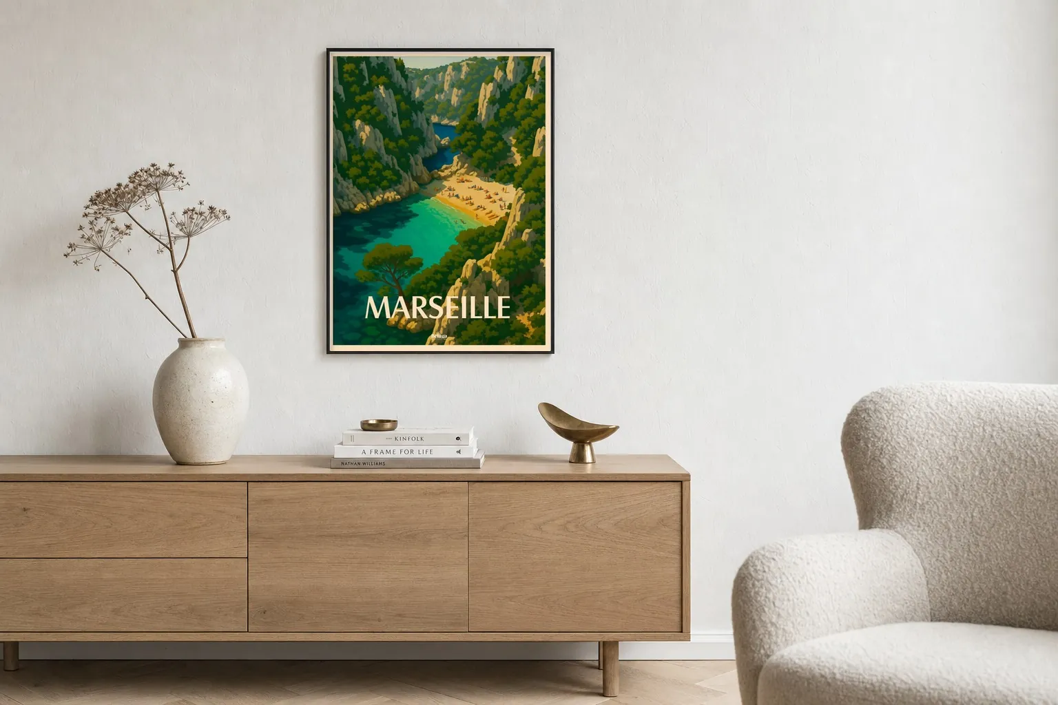 Affiche des calanques de Marseille encadrée au-dessus d'un buffet en chêne, dans un salon lumineux