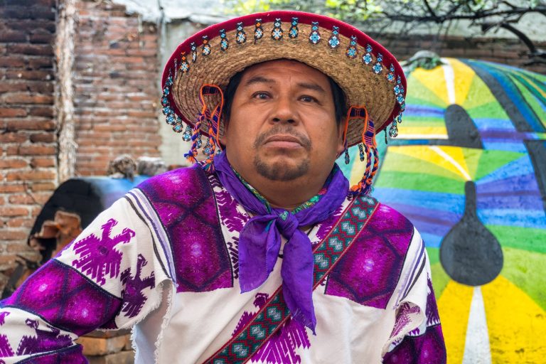 Un gros plan d'un homme de la tribu Huichol au Mexique