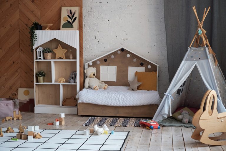 Aucune photo horizontale de l'intérieur d'une chambre d'enfant loft moderne avec divers jouets et tipi à la lumière du jour