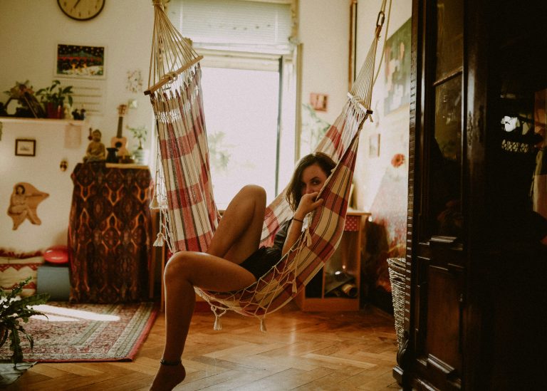 une femme dans un hamac dans un appartement déco hippie