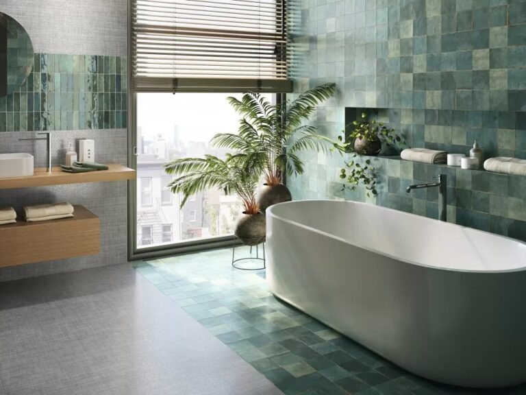 salle de bain moderne avec une baignoire et du carrelage zellige marocain
